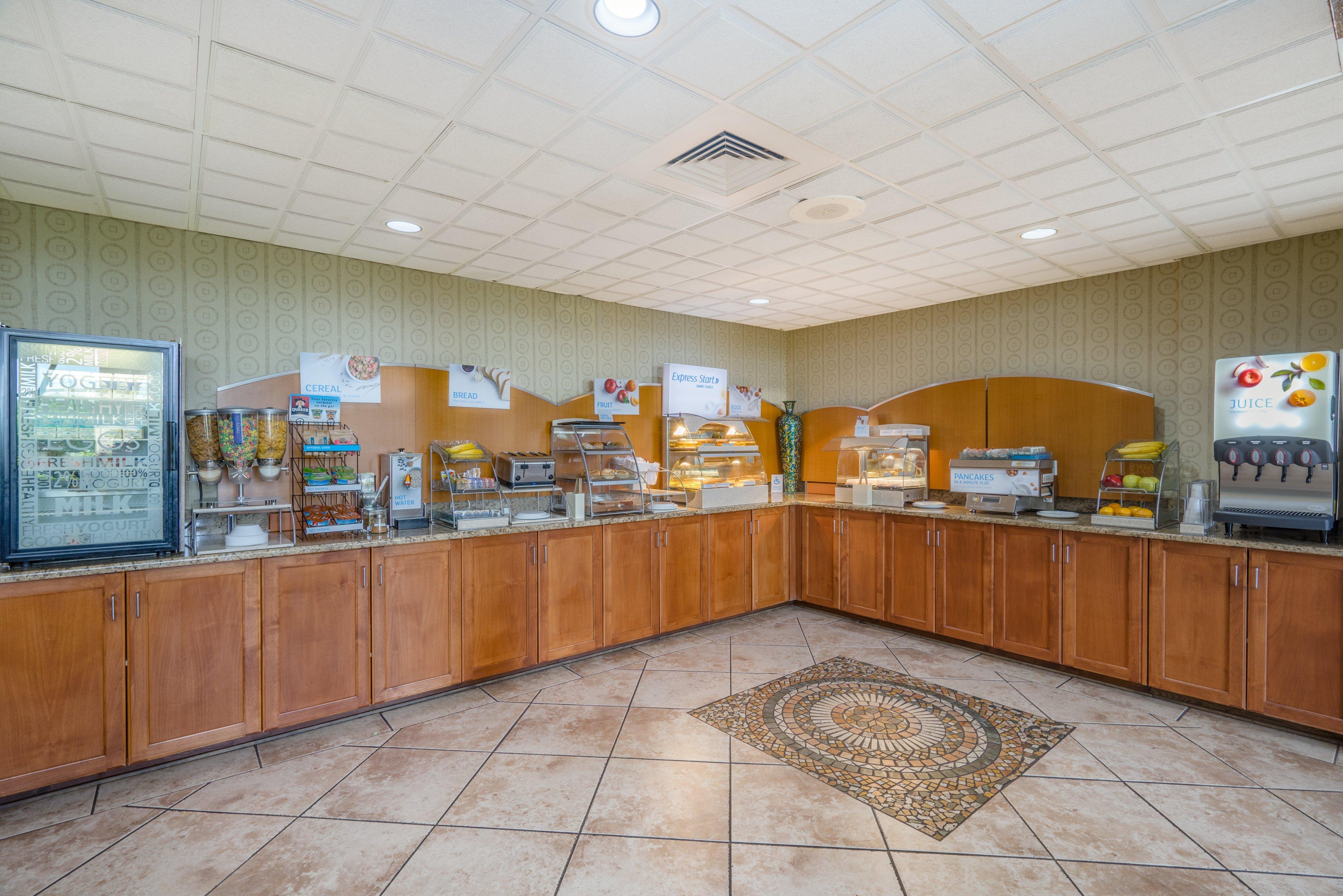 Clarion Pointe New Bern Hotel Exterior photo