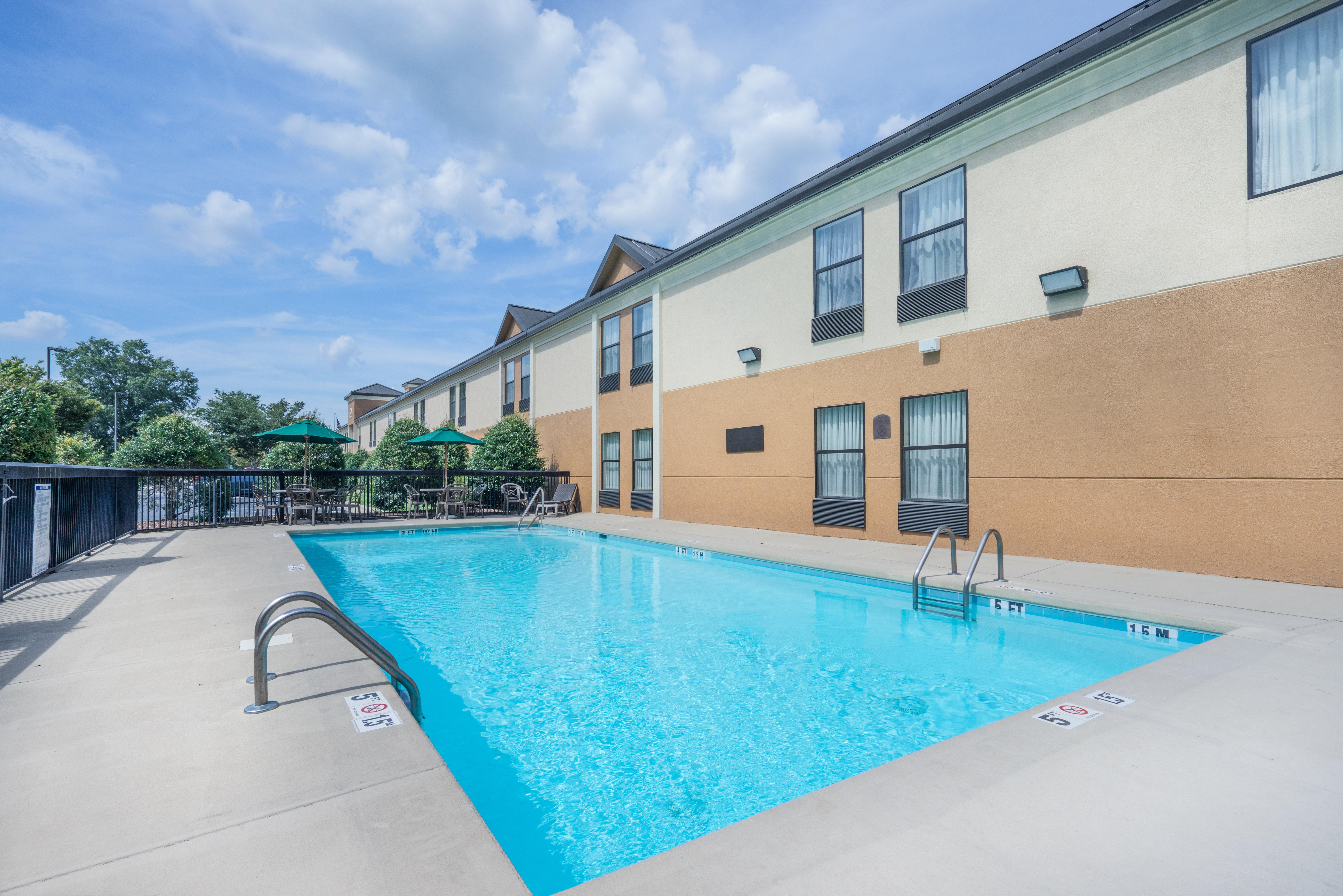 Clarion Pointe New Bern Hotel Exterior photo
