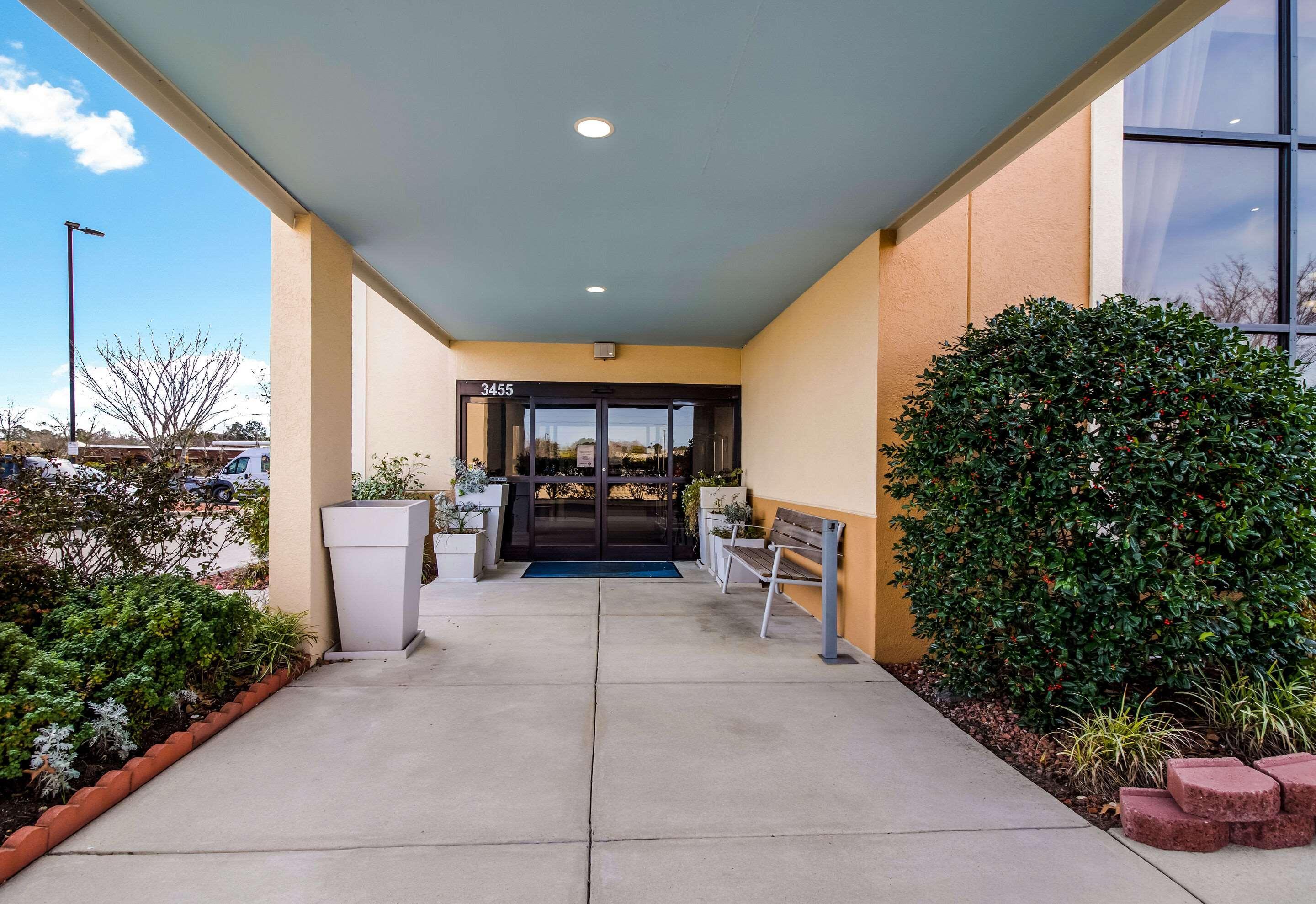 Clarion Pointe New Bern Hotel Exterior photo