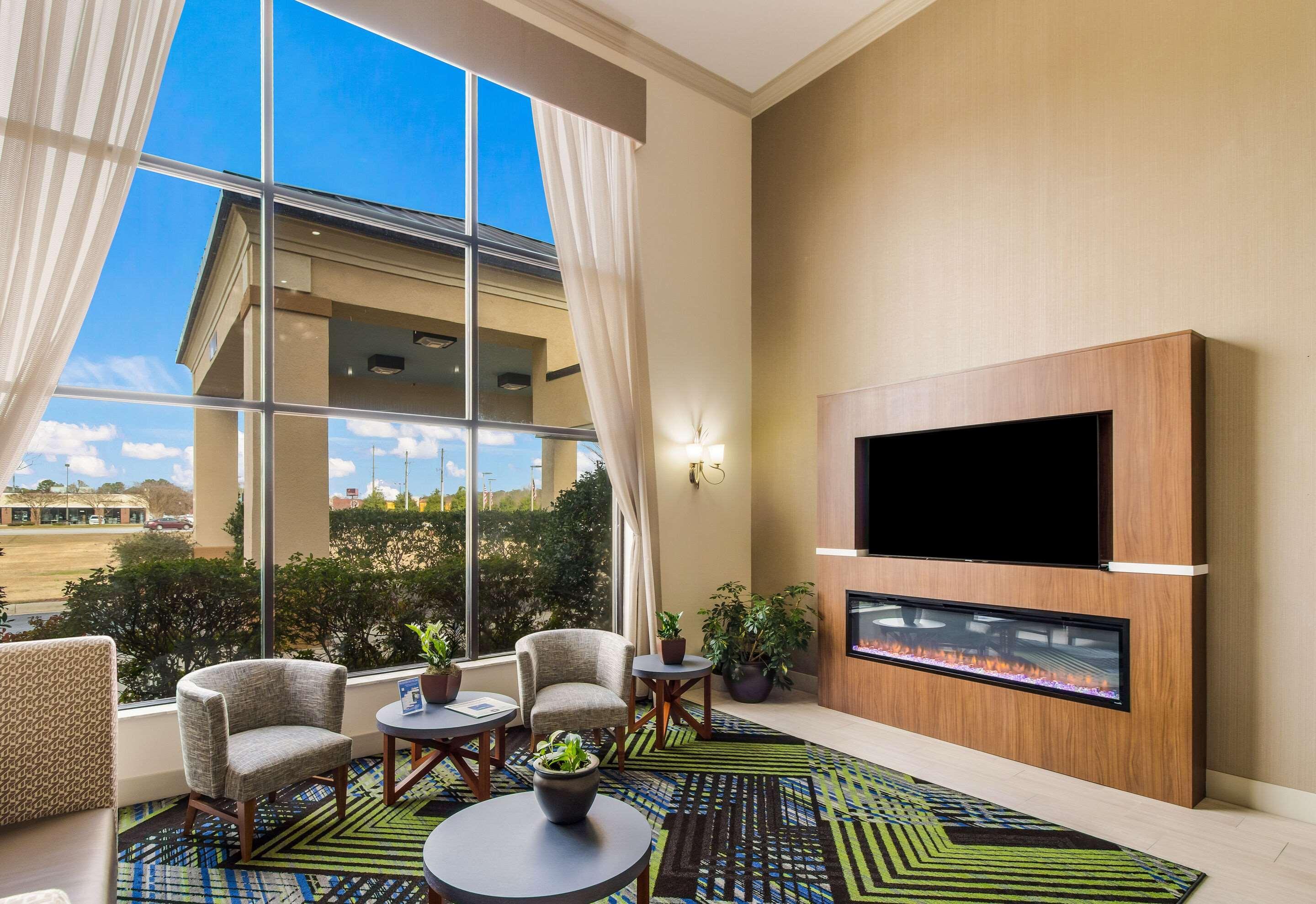 Clarion Pointe New Bern Hotel Exterior photo